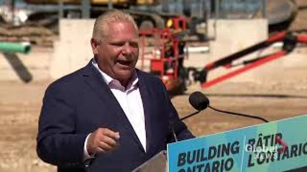 لحظة "اختراق نحلة فم رئيس الوزراء الكندي خلال مؤتمر صحفي (فيديو)