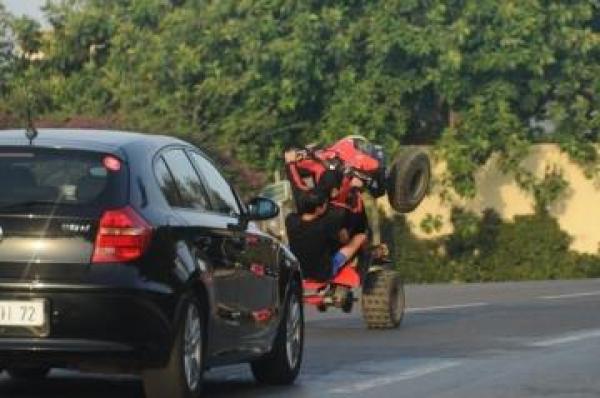 حكرة البوليس في بني ملال...ابن الشخصية النافذة ارتكب مخالفة وعربد على الشرطي في الشارع العام