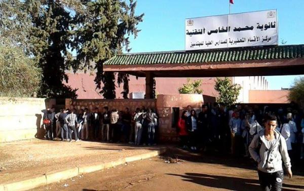 طلبة الاقسام التحضيرية ببني ملال يحتجون ويفضحون اوضاع القسم الداخلي