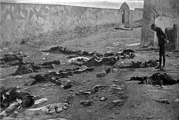 جندي إسباني يتأمل ضحاياه بمدينة الناظور بعض إرتكاب مجزرة