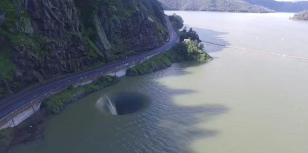 بالوعة الجحيم.: ثقب عملاق مُرعب يلتهم كل شئ  في البرازيل (فيديو)