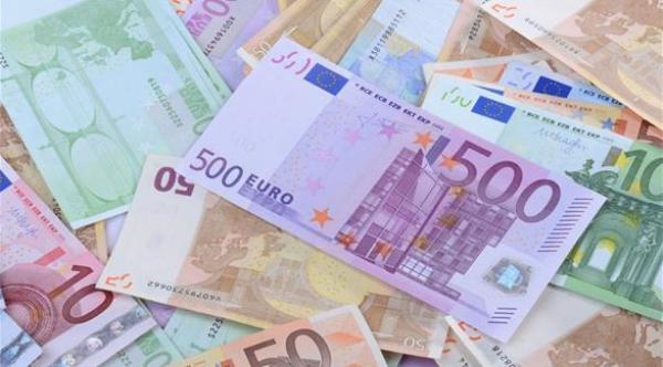 مغربي يلقي 20 ألف يورو في الشارع