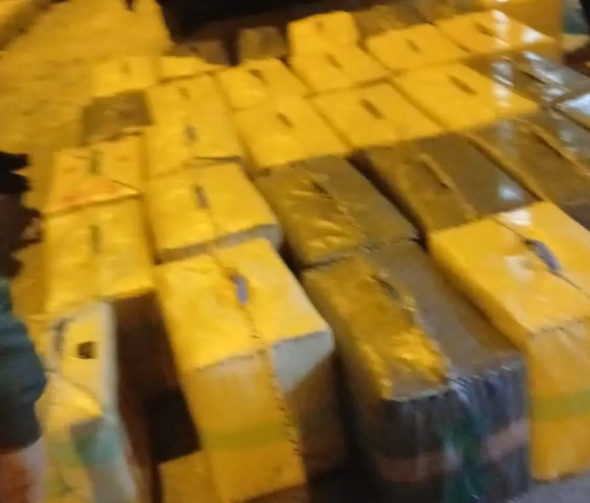 انفجار إطار سيارة "مزورة" يفضح شحنة "سموم" تزن طناً و190 كيلوغراماً ببوزنيقة