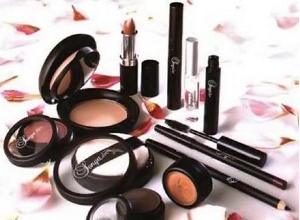 «لوريال» للتجميل تغير إعلانا تتباهى بطلته بأنها سيئة في الرياضيات