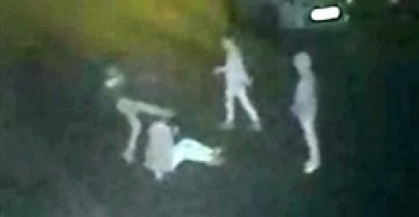 بالفيديو.. 5 أطفال يهاجمون رجلا ويلقنوه «علقة ساخنة»