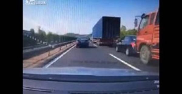 بالفيديو.. شاحنتان تسحقان سيارة على طريقة «الساندويتش»