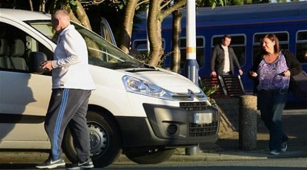 مديرة سجن توظف سجيناً كسائق شخصي لها