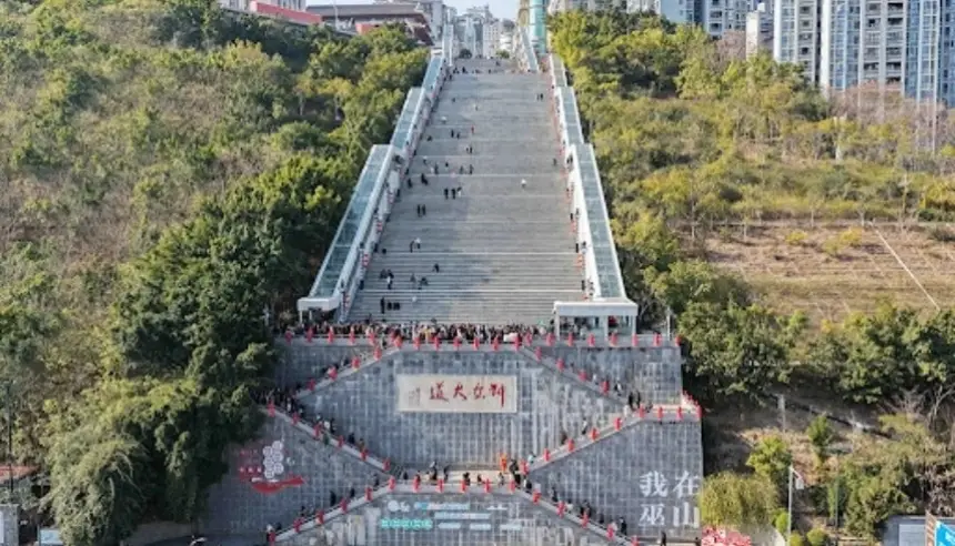 الصين تدشن أطول سلم متحرك خارجي في العالم.. مشروع ضخم يختصر مشقة التنقل في 20 دقيقة