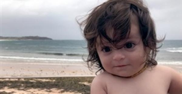 بالفيديو.. رضيعة عمرها 6 أشهر تمتلك شعرا كثيفا