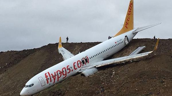 بالفيديو: سحب الطائرة التركية المنزلقة في بحر طرابزون