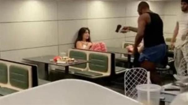 بعد رفض فتاة التحدث معه.. رجل يحطم مطعما بالساطور (فيديو)