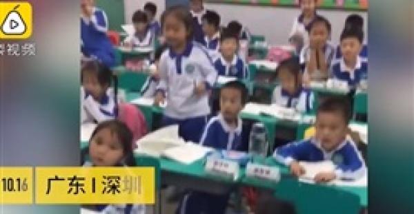 طريقة طريفة لإيقاظ طالب نائم في الفصل (فيديو)