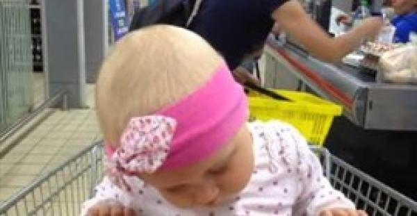 بالفيديو.. طفلة تقاوم النوم بطريقة طريفة