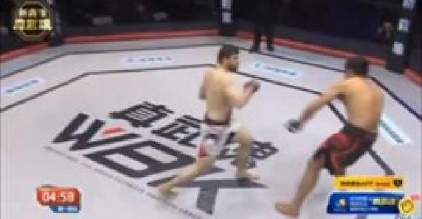 بالفيديو.. روسي يفوز على خصمه بالضربة القاضية في 3 ثوانٍ