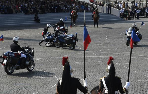 سقوط دراجين فرنسيين خلال عروض عيد الاستقلال
