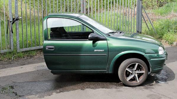 بالصور و الفيديو : زوج يقتسم الممتلكات مع زوجته.. بأسلوب انتقامي!