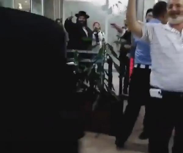 فيديو مثير... يهود مغاربة "محيحين" بمطار محمد الخامس و يغنون بالعبرية