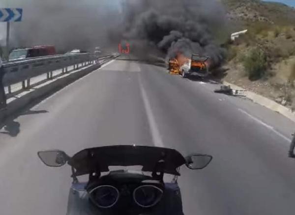 بالفيديو...النيران تلتهم سيارة بالكامل بين تطوان وطنجة والسائق ينجو بأعجوبة