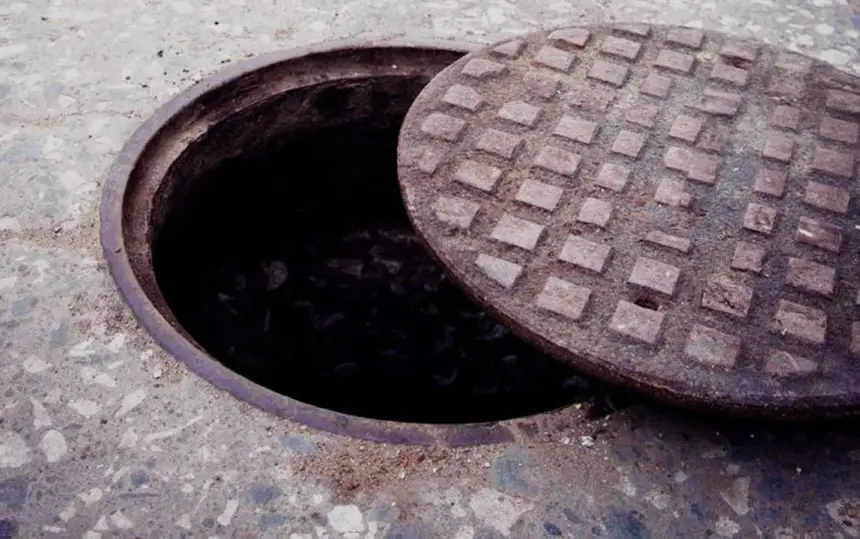 سقوط طفل في بالوعة للصرف الصحي يدفع والده لمقاضاة عمدة طنجة