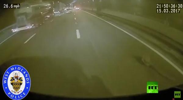 شاهد.. حادثة مروعة بعيون سائق نائم!