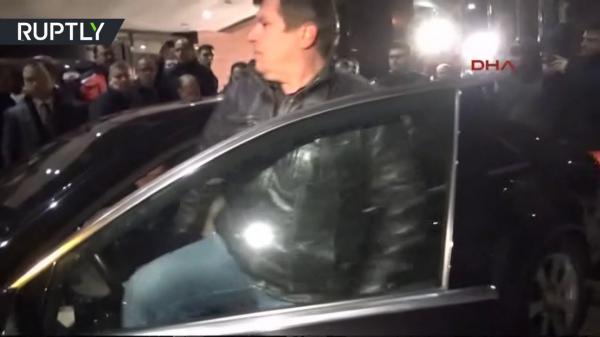 شاهد لحظة انهيار زوجة السفير الروسي بالبكاء عقب تلقي نبأ اغتياله