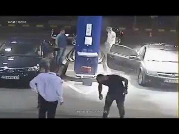 لم يطفئ سيجارته في محطة وقود فأطفأوها له بمطفأة حريق