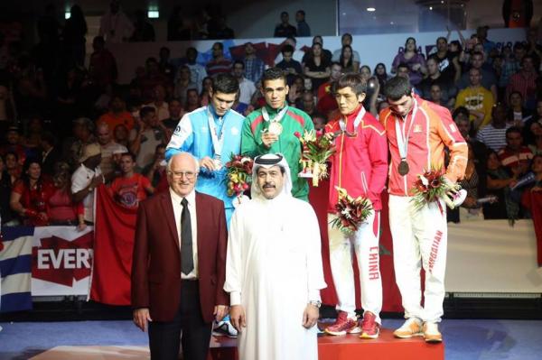 الملك يهنئ الملاكم المغربي محمد الربيعي بعد تتويجه بطلا للعالم و هذا ما قاله له