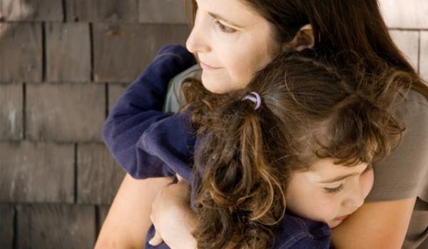 7 طرق لتخفيف قلق انفصال الطفل عن الأهل