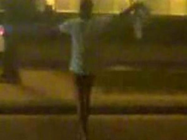 أردني يتعرى في الشارع هربا من زوجته