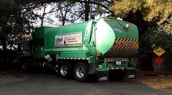  شاحنة القمامة التي علق بها الرجل الأمريكي لثلاث ساعات (ميرور البريطانية) 