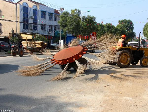 بالفيديو: عمال يصممون مكنسة دوارة بكفاءة عالية