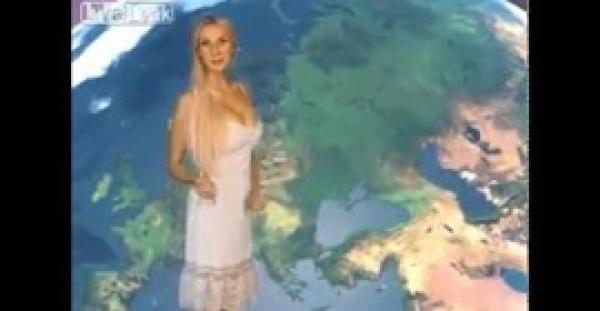 بالفيديو.. مذيعة طقس روسية تلفت الأنظار بسبب إطلالتها المثيرة