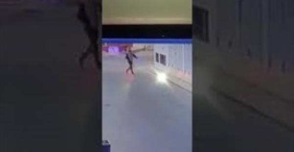 لحظة سرقة لص لحقيبة فتاة بحي السلام كازابلانكا (فيديو)