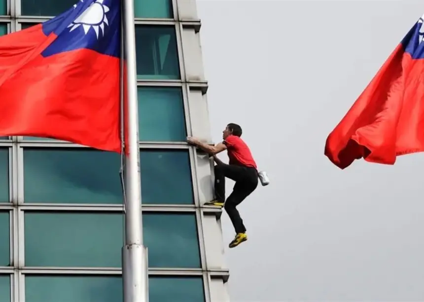 بيديه فقط ودون وسائل حماية.. مغامر أمريكي يتسلق أعلى مبنى في تايوان(فيديو)