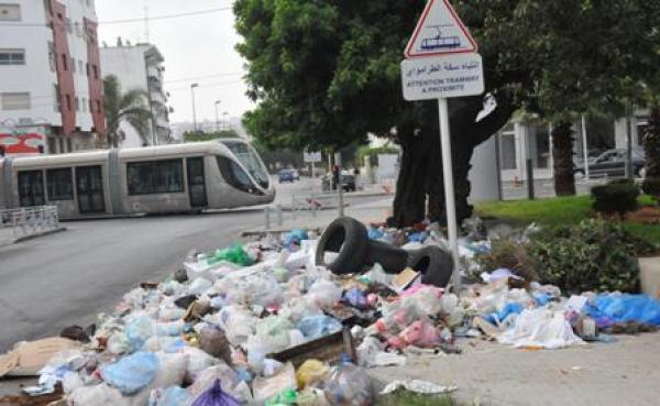 الازبال تغرق شوارع العاصمة الرباط بعد رحيل فيوليا