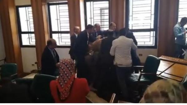 فيديو .. نايضة بونية بين مستشاري العدالة و التنمية و الأصالة و المعاصرة بمجلس الرباط