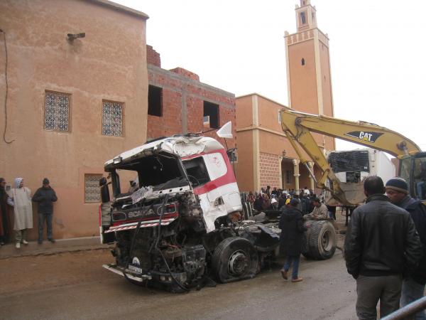 شاحنة تصطدم بمنزل وتسبب في مقتل رجل عائد من صلاة الفجر