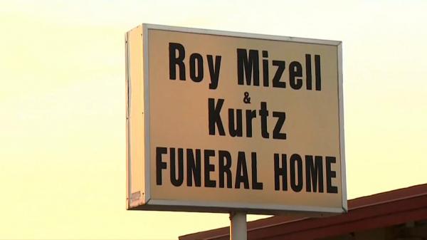 فيديو: ذهبوا لحضور جنازة أختهم فوجدوا كفناً يحوي جثمانا آخر!…