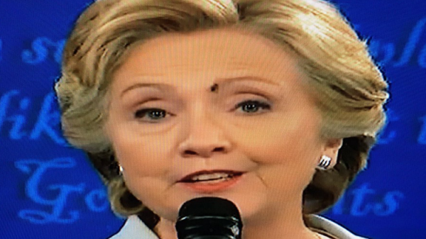 هيلاري كلينتون و الذبابة المزعجة