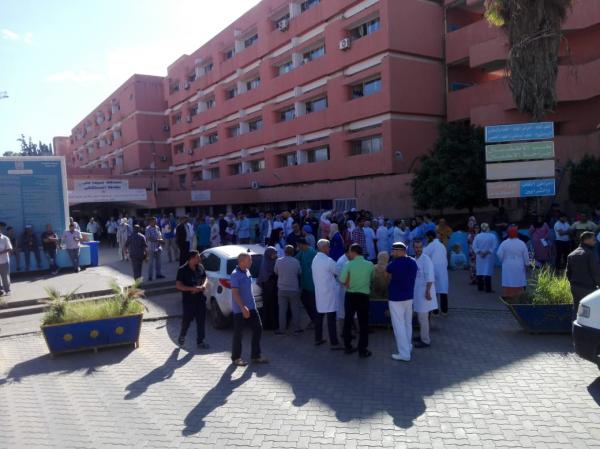 بالفيديو : "قربالة" داخل المستشفى الجهوي ببني ملال  واعتقال مواطن والعاملون يحتجون وهذا هو السبب!