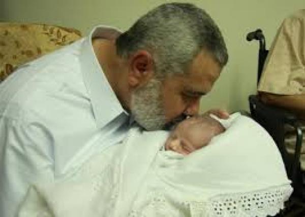 لماذا نؤذن فى أذن الطفل ساعة الولادة ؟