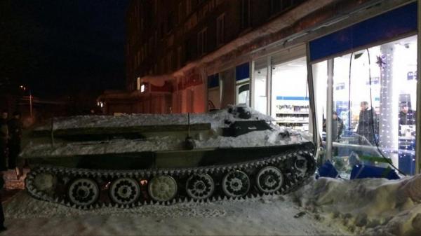 بالفيديو: سرق دبابة للسطو على أحد المتاجر