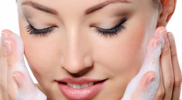 أبعدي هذه الأشياء عن وجهك