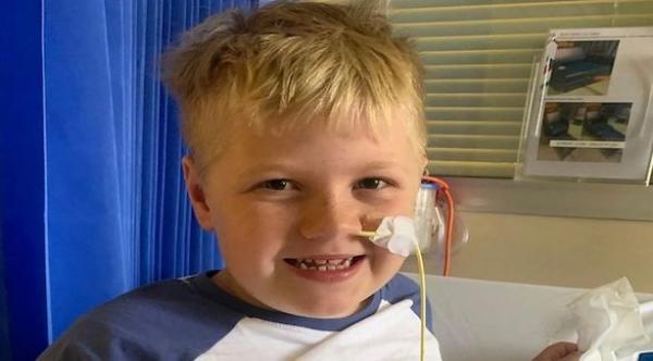 أطباء يتمكنون من  إخراج وردة بلاستيكية من حنجرة طفل بعد 5 سنوات من المعاناة