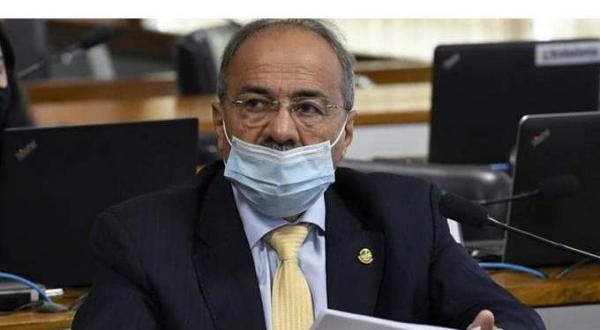 للهروب من الشرطة.. سياسي برازيلي يخبئ أمواله المشبوهة في سرواله القصير