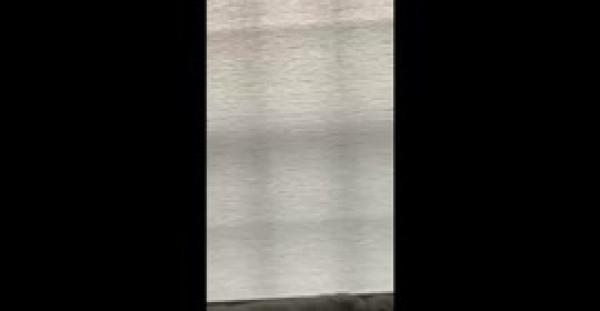 سيدة ترصد صاعقة برق قوية أثناء تصوير فيديو