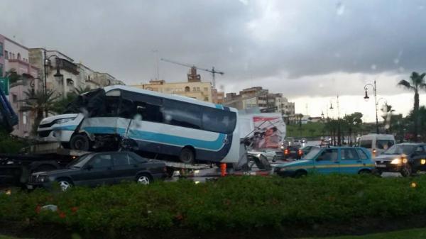 الأمطار تتسبب في حادثة سير خطيرة بين سيارتين لنقل العمال بطنجة
