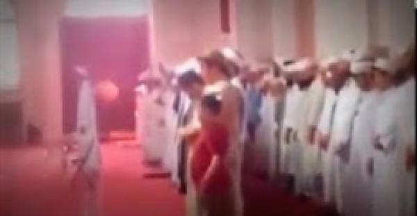 بالفيديو..مجموعة يؤدون صلاة غريبة بأحد مساجد المدينة المنورة