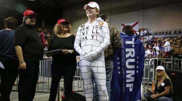 بالصور: أمريكي يتنكر في هيئة "جدار حدودي على المكسيك" اقترحه ترامب