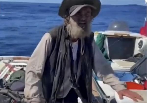 قصة أشبه بالأفلام.. إنقاذ بحار أسترالي ظل تائها لأشهر في عرض المحيط بدون ماء ولا مؤونة (فيديو)
